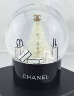 Boule à neige CHANEL "sapin enneigé"