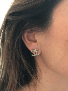 Boucles d'oreille CHANEL "CC" perles nacrées