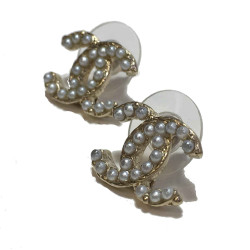 Boucles d'oreille CHANEL "CC" perles nacrées