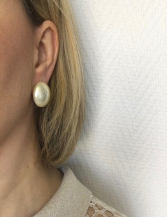 Boucles d'oreille clips CHANEL Couture en pâte de verre nacrée