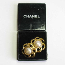 CHANEL Couture Vintage clip-on earrings in gilt metal and pearl