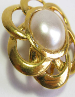 CHANEL Couture Vintage clip-on earrings in gilt metal and pearl