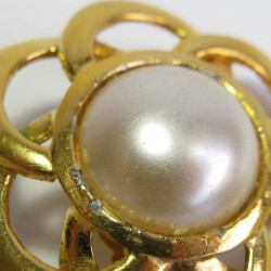 CHANEL Couture Vintage clip-on earrings in gilt metal and pearl