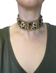 Collier ras de cou JACQUES FATH en métal doré, résine noire et strass