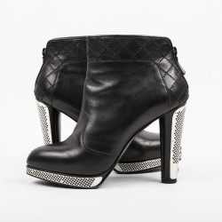 Boots T 39.5 CHANEL cuir d'agneau noir et grille argent palladié