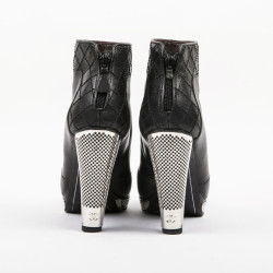 Boots T 39.5 CHANEL cuir d'agneau noir et grille argent palladié