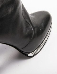 Boots T 39.5 CHANEL cuir d'agneau noir et grille argent palladié