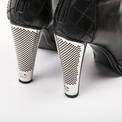 Boots T 39.5 CHANEL cuir d'agneau noir et grille argent palladié