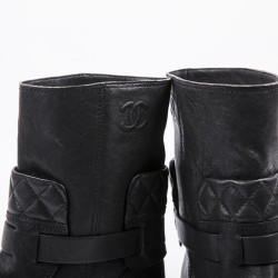 Boots T 37.5 CHANEL cuir de veau noir vieilli 