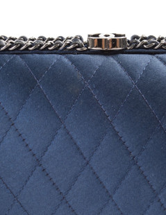 Sac minaudière CHANEL satin de soie bleu nuit