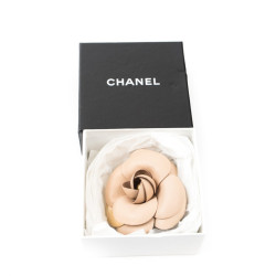 CHANEL vintage camellia brooch in beige leather and gilt metal