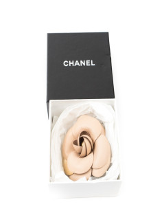 Broche CHANEL camélia cuir et métal doré