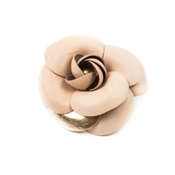 CHANEL vintage camellia brooch in beige leather and gilt metal