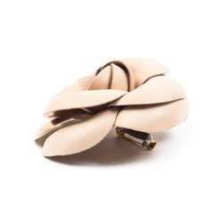 CHANEL vintage camellia brooch in beige leather and gilt metal