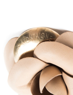 CHANEL vintage camellia brooch in beige leather and gilt metal