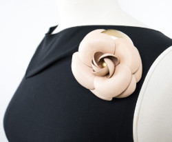 CHANEL vintage camellia brooch in beige leather and gilt metal