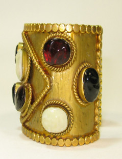 MARGUERITE de VALOIS Couture cuff bracelet in gilt metal and molten glass cabochons