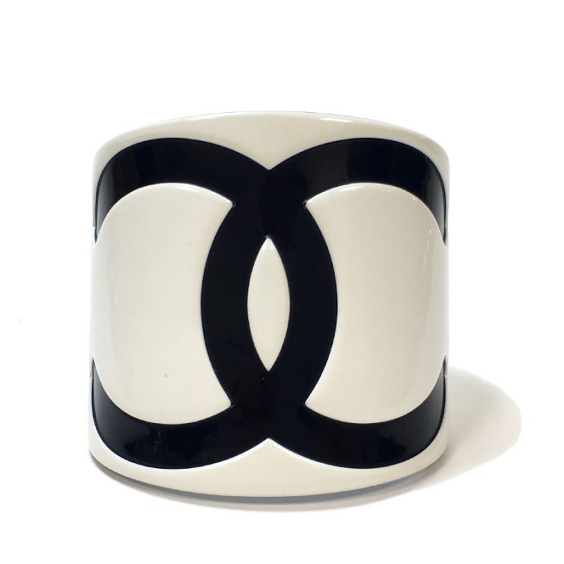 Chanel Runway Black and Gold CC Logo Cuff Bracelet | Accesorios de joyería,  Accesorios, Joyeria
