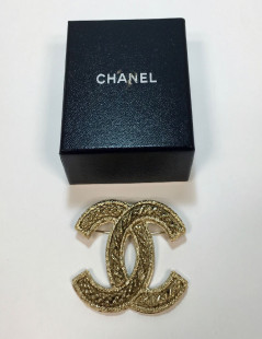 Broche CHANEL CC en métal doré