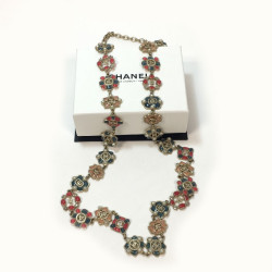 CHANEL long necklace in gold metal andmulticolored molten glass, rhinestones and pearls