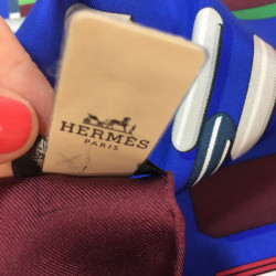 Carré HERMES " Carré en boucles" en soie bleu roy, bordeaux et vert