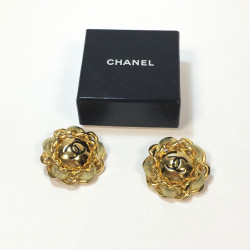  CHANEL vintage clip-on earrings in gilt metal and golden leather