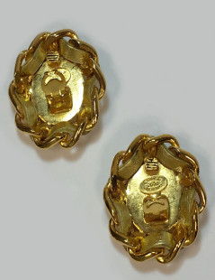  CHANEL vintage clip-on earrings in gilt metal and golden leather