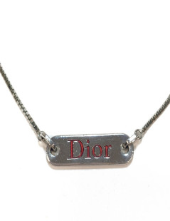 Collier DIOR avec plaque "Dior" en métal argenté