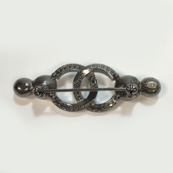 Broche CHANEL CC et perles