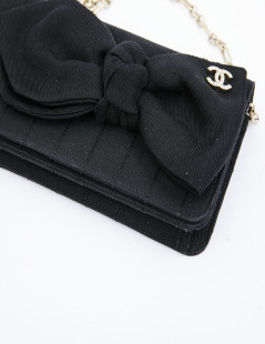 Pochette CHANEL en tissu noir et chaîne dorée