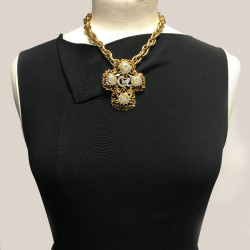 Collier CHRISTIAN LACROIX croix vintage en métal doré et strass