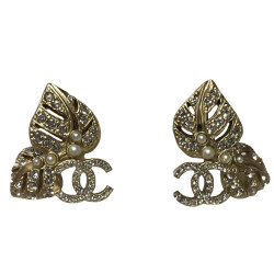 CHANEL leaves stud earrings in matte gold metal, rhinestones and pearls