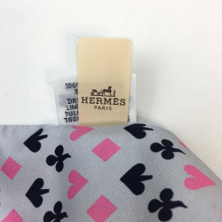 Twilly HERMES "Jeu de cartes" en soie gris et rose