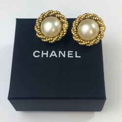 Boucles d'oreille clips CHANEL vintage en métal doré et perle