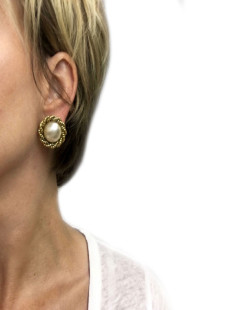 CHANEL vintage clip-on earrings in gilt metal