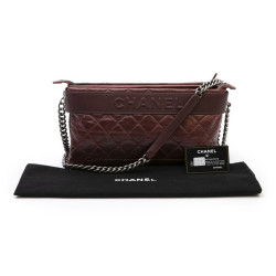 Sac CHANEL cuir verni matelassé vieilli bordeaux