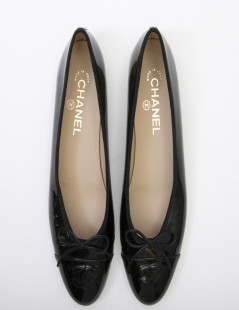 Ballerines T 39.5 CHANEL cuir verni noir