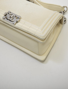 Sac Boy CHANEL en galuchat blanc 