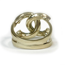 Bague CHANEL CC orpâle et nacre