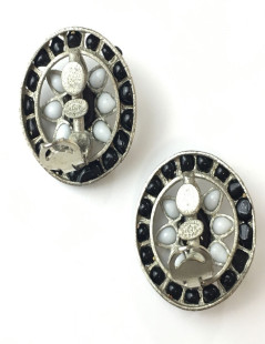 Boucles d'oreille CHANEL vintage pâte de verre noire et blanche