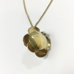 Collier CHANEL camélia émaillé beige