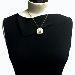 Collier CHANEL camélia émaillé beige