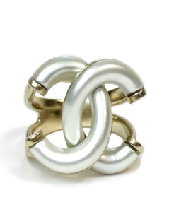 Bague CHANEL CC orpâle et nacre