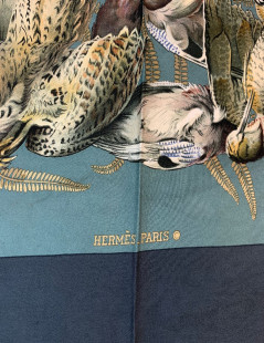 Carré HERMES Gibier en soie vert-de-gris