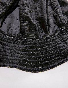 Chapeau de pluie CHANEL cuir noir verni