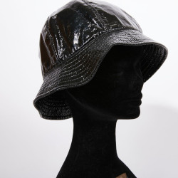 Chapeau de pluie CHANEL cuir noir verni