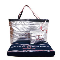 Sac CHANEL Airlines argent et sa serviette de plage bleue marine