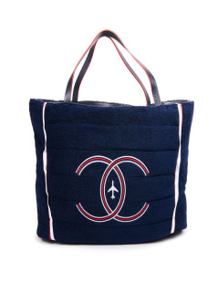 Sac CHANEL Airlines argent et sa serviette de plage bleue marine