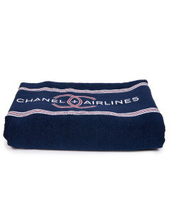 Sac CHANEL Airlines argent et sa serviette de plage bleue marine