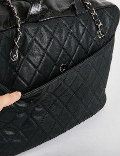 Sac cabas CHANEL cuir matelassé noir mat et cuir verni vieilli